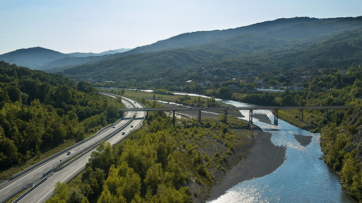 Autostrada con fiume