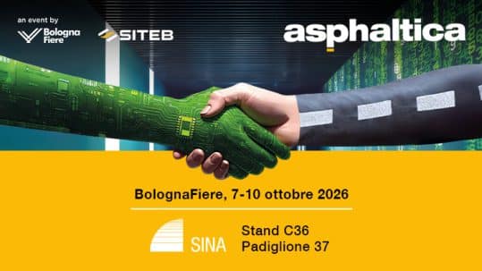 Stretta di mano tra un braccio con circuito elettronico verde e uno in asfalto stradale. SINA ad Asphaltica, BolognaFiere 7-10 ottobre 2026